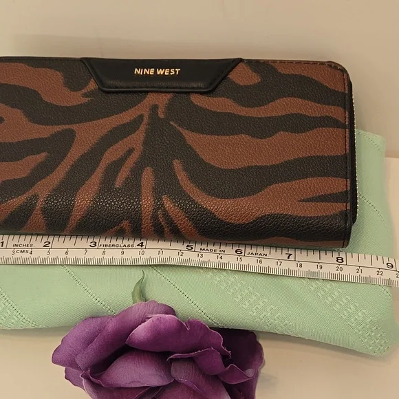 WOMEN'S NINE WEST ZIP AROUND FAUX LEATHER WALLET NWT - Picture 7 of 9